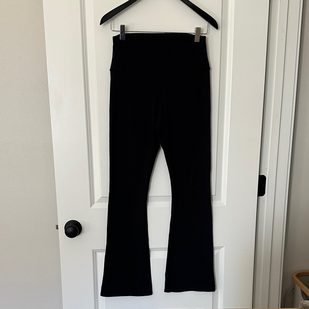 ALO Yoga Airbrush High-Waist Bootcut Legging - Black